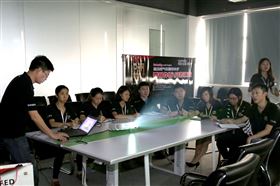 強(qiáng)化服務(wù)意識(shí)，提升商務(wù)能力33